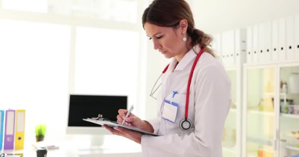 Γιατρός Ψυχολόγος Γυναίκα Γράφει Στυλό Ιατρικά Έγγραφα Στην Κλινική Ιατρική — Αρχείο Βίντεο