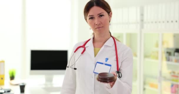 Doctor Sosteniendo Mazo Hospital Médico Forense — Vídeo de stock