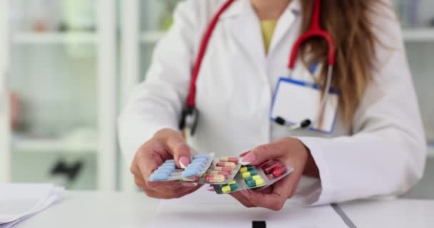 Medico Con Blister Pillole Clinica Selezione Farmaci Trattamento — Video Stock
