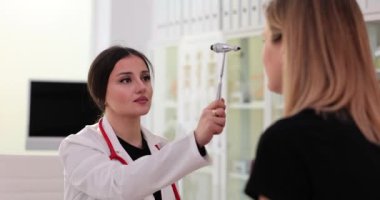 Tıp doktoru refleks çekiç kullanarak nörolojik muayene yapar. Sinir sistemi ve reflekslerinin tıbbi muayenesi