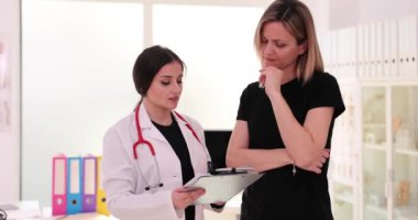 Doktor ve hasta klinikte ultrason görüntülerini tartışıyor. İç organların incelenmesi