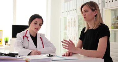 Doktor ve kadın hasta klinikte konsültasyonda. Tıbbi bakım ve doktora danışmak.