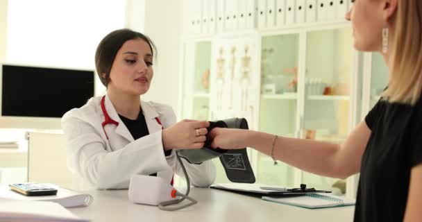 Врач Измеряет Кровяное Давление Пациента Тонометром Клинике Контроль Артериального Давления — стоковое видео