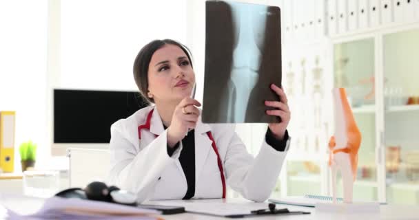 Traumatología Examina Radiografía Las Piernas Modelo Concepto Articulación Rodilla Dolor — Vídeo de stock