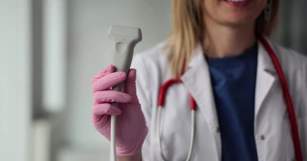 Ręce Lekarza Sondą Ultrasonograficzną Lekarz Przygotowujący Ultrasonograf Diagnozy Pacjenta — Wideo stockowe