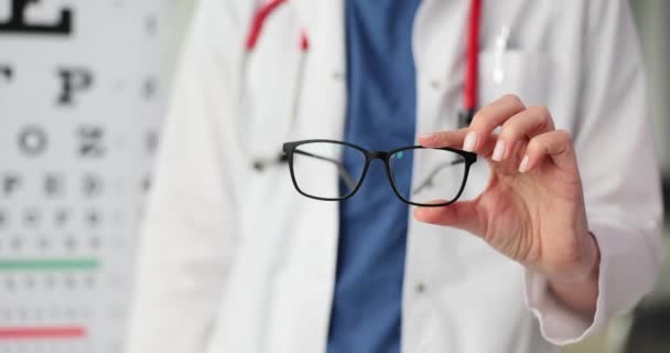Ophthalmologist Memegang Kacamata Korektif Untuk Pasien Dengan Masalah Penglihatan Dokter — Stok Video