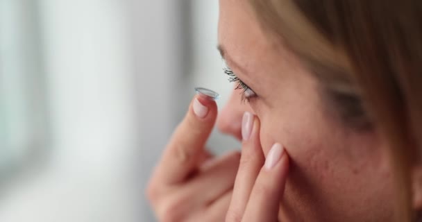 Kobieta Zakłada Soczewki Kontaktowe Oczy Palcem Zbliżenie Soczewki Kontaktowe Oczu — Wideo stockowe