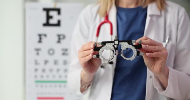 Augenarzt Hält Brille Für Sehtest Behandlung Von Weitsichtigkeit Und Kurzsichtigkeit — Stockvideo