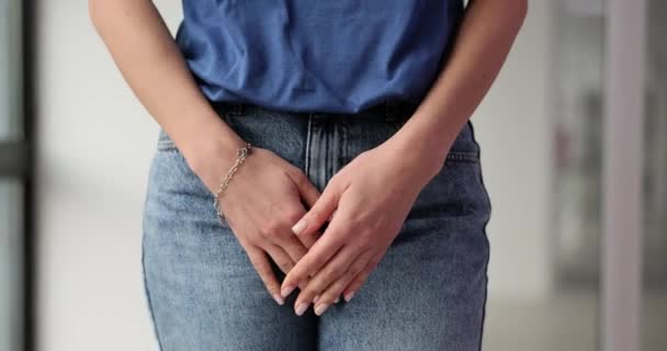 女性は炎症閉塞中に親密な臓器を閉じます 性感染症の治療の概念 — ストック動画