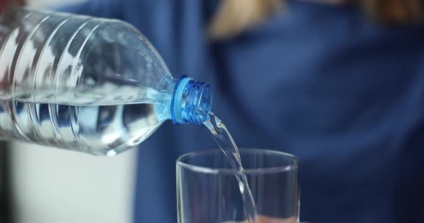 Женщина Наливает Чистую Воду Бутылки Стекло Пить Голодный Желудок Утром — стоковое видео