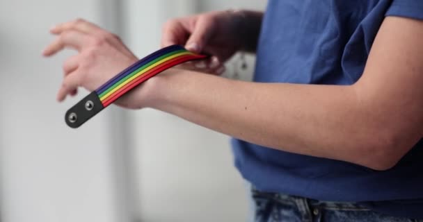 女性戴上带有Lgbt标志的手镯 性少数群体的同性恋权利概念和配件 — 图库视频影像