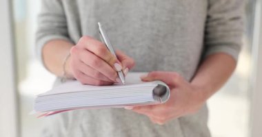 Kadın günlük rutinini deftere yazıyor. Yapılacaklar listesi ya da kişisel günlük girdileri planlanıyor