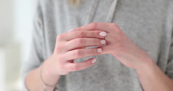 여자는 손가락에서 반지를 걸립니다 참여의 — 비디오