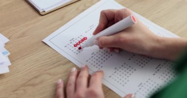 Kadın takvimde tarih belirler. İş planlama ve gündem