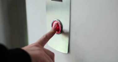 Kadın asansör düğmesine basıyor. Asansör kapısı kontrol konsepti