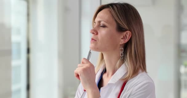 Задумчивая Женщина Врач Обдумывает Медицинский Диагноз Клинике Принятие Важных Решений — стоковое видео