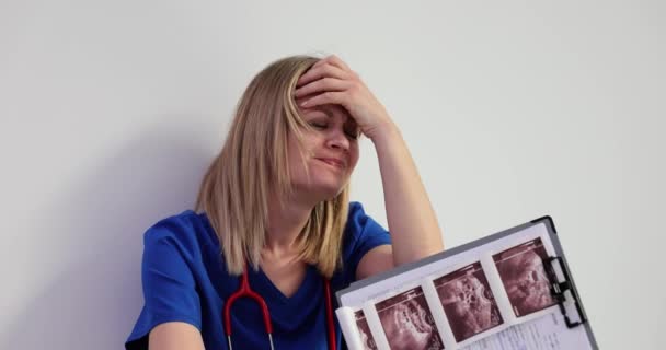 Utmattad Kvinnlig Läkare Undersöker Resultaten Ultraljudsundersökning Dåliga Nyheter Onkologi Eller — Stockvideo
