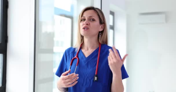 Professionnel Médical Médecin Explique Importance Des Contrôles Réguliers Services Médicaux — Video