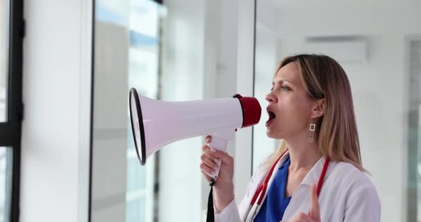 Doktor Tıbbi Bilgiler Için Megafona Bağırıyor Tıbbi Reklamlar Hizmetler — Stok video