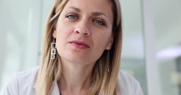 Mulher Médico Cuidadosamente Olha Para Câmera Paciente Anestesiologista Diagnóstico Consciência — Vídeo de Stock