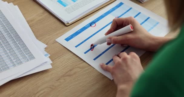 Kvinna Planerar Sitt Schema Med Hjälp Papperskalender Tidsplanering Och Planering — Stockvideo