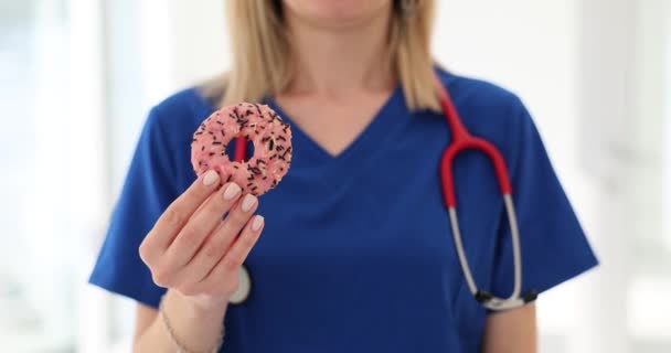 Dietetyk Trzymający Różowego Pączka Kciukami Górze Zalecenie Dotyczące Wyboru Słodyczy — Wideo stockowe