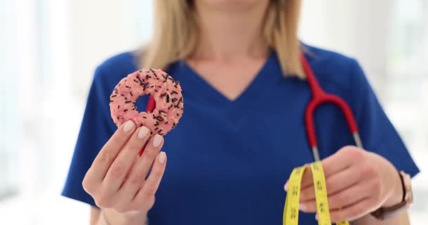 영양사는 도넛과 테이프를 비교하고 칼로리 섭취와 운동에 설명합니다 적절한 스포츠 — 비디오