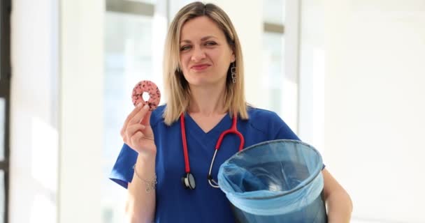 护士示范和处置生物危险废物 拒绝甜食和营养师放弃大拇指 — 图库视频影像