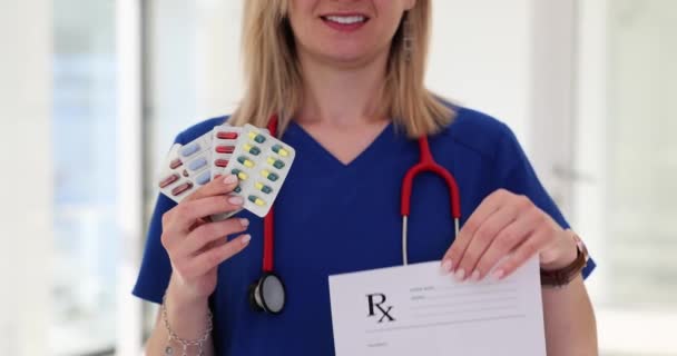 Medische Medewerker Met Recept Pillen Blisterverpakking Close Van Artsen Handen — Stockvideo