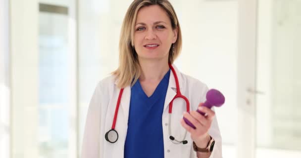 Médecin Nutritionniste Tient Haltère Pouces Vers Haut Geste Approbation Recommandant — Video