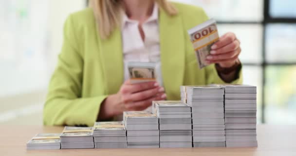 Femme Affaires Comptant Des Piles Billets Cent Dollars Dans Bureau — Video