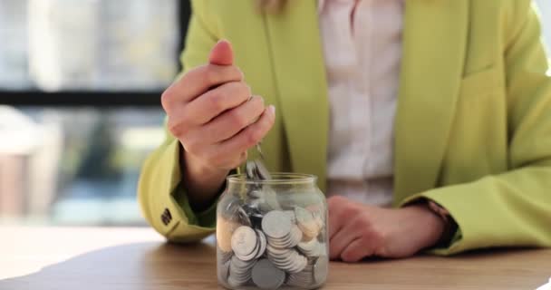 在透明的储蓄罐中计数硬币 财政现金储蓄和存款保险 — 图库视频影像