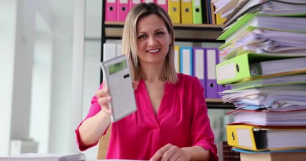 Atrakcyjna Młoda Kobieta Liczy Kalkulator Uśmiecha Się Kamery Biurze Oferta — Wideo stockowe