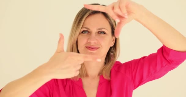 Einrahmung Mit Fingern Foto Von Frauenhänden Die Einen Rahmen Frauengesicht — Stockvideo