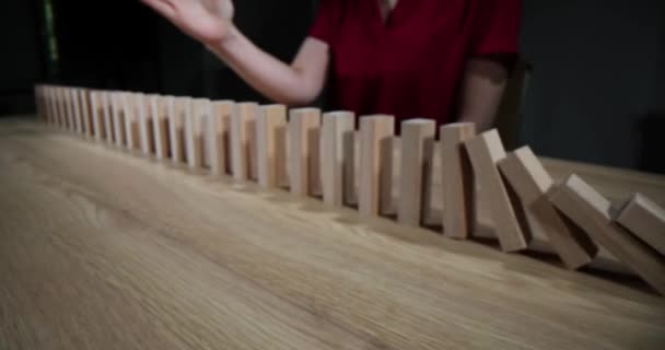 Domino Effect Het Stoppen Van Kettingreactie Van Houten Blokken Verzekeringsrisico — Stockvideo
