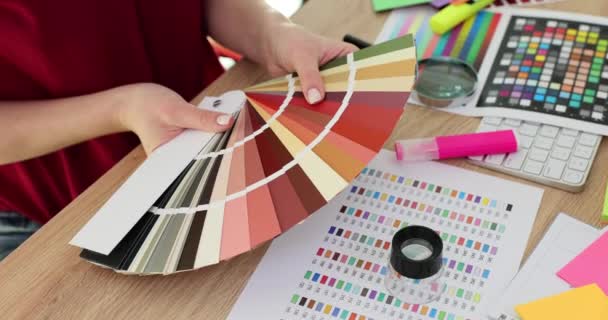 Processo Creativo Graphic Designer Femminili Utilizzando Campioni Colore Guide Colori — Video Stock