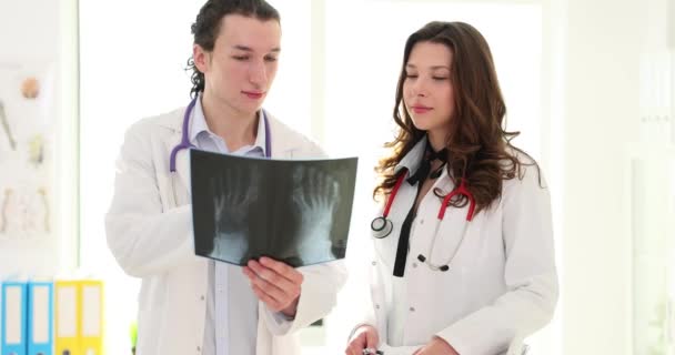Ärzte Untersuchen Röntgenbilder Von Patientenbeinen Zusammen Ursachen Und Behandlung Von — Stockvideo