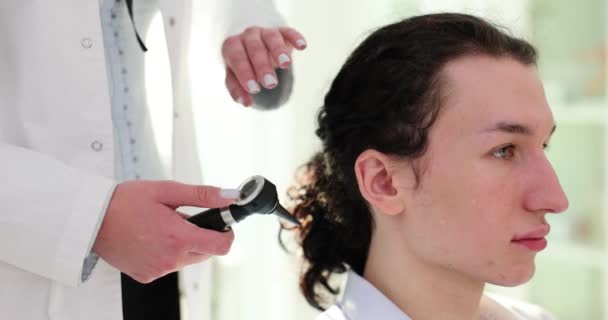 Otoskopische Untersuchung Eines Jungen Männlichen Patienten Durch Eine Ärztin Hörtest — Stockvideo