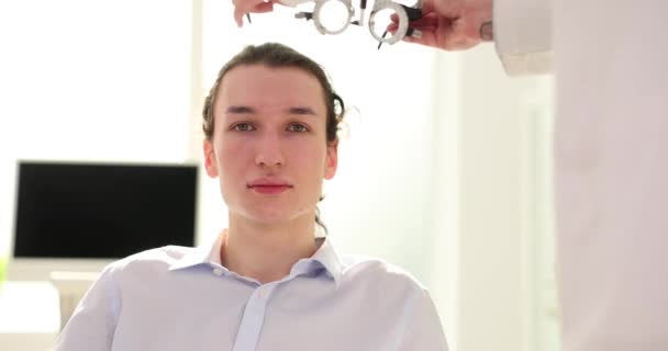 Optolog Provádí Vyšetření Očí Vyšetření Zraku Mladého Muže Doktor Nasadí — Stock video