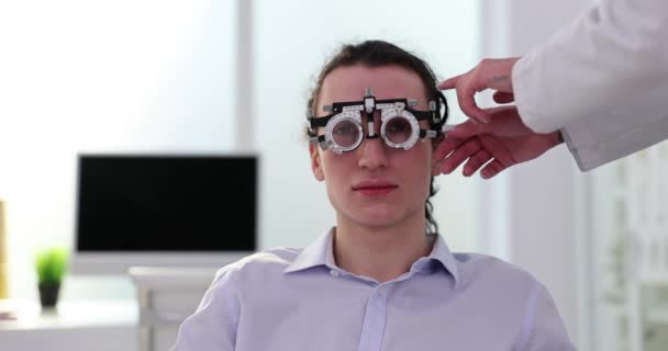 Vision Test Selection Lenses Man Gesture Thumbs Recommendation Approved Selection — Stock Video