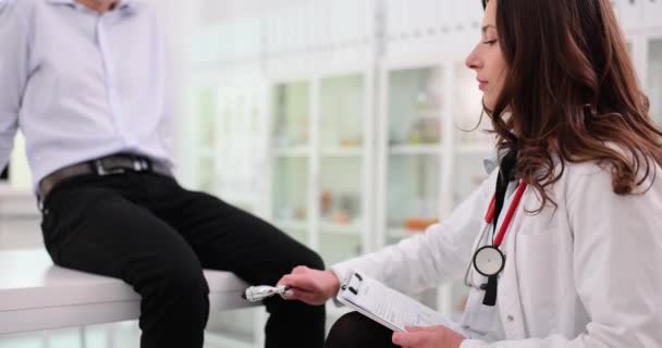Лікар Невролог Вивчає Коліно Пацієнтів Чоловічої Статі Сучасній Клініці Допомогою — стокове відео
