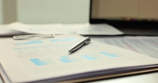 笔头和财务文件和图表摆在桌上 业务分析员营销专家的工作场所 — 图库视频影像