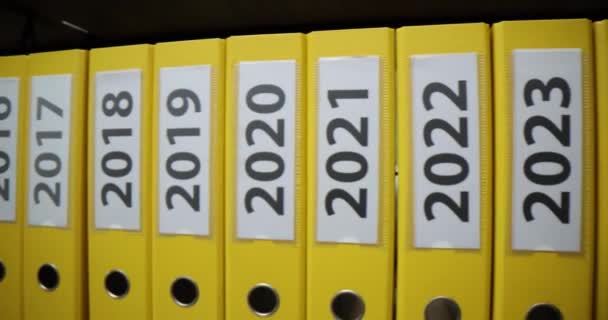 Lapso Tempo Pastas Amarelas Com Etiquetas Anuais Arquivo Documentação Negócios — Vídeo de Stock