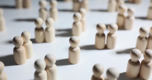 Holzfiguren Von Menschen Einer Menschenmenge Und Einer Einsamen Person Einsamkeit — Stockvideo