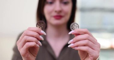 Başarı mekanizmaları ve büyüme ve ilerleme potansiyelini ortaya çıkarmak. İki parça dişliyi birbirine bağlayan kadın
