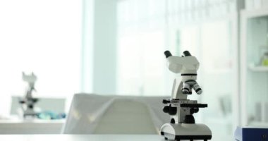 Masa konsepti üzerinde biyokimyasal maddeler bulunan mikroskop ve test tüpleriyle modern tıbbi araştırma laboratuvarı