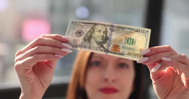 Primer Plano Las Manos Una Mujer Sosteniendo Billete 100 Dólares — Vídeos de Stock