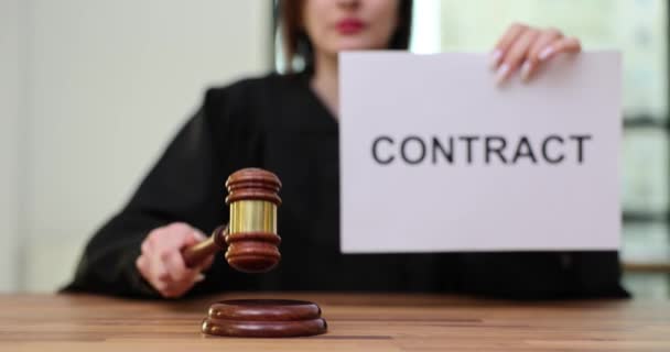 Juíza Feminina Segura Martelo Rasga Contrato Rescisão Contrato Por Judicial — Vídeo de Stock