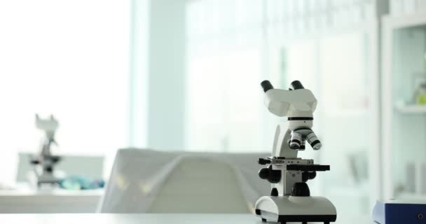 テーブルコンセプト上の生化学物質を有する顕微鏡および試験管を有する現代医学研究所 — ストック動画