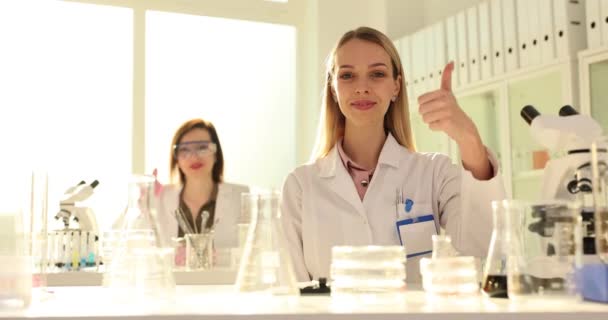 Deux Femmes Scientifiques Qui Donnent Pouce Laboratoire Pour Célébrer Une — Video